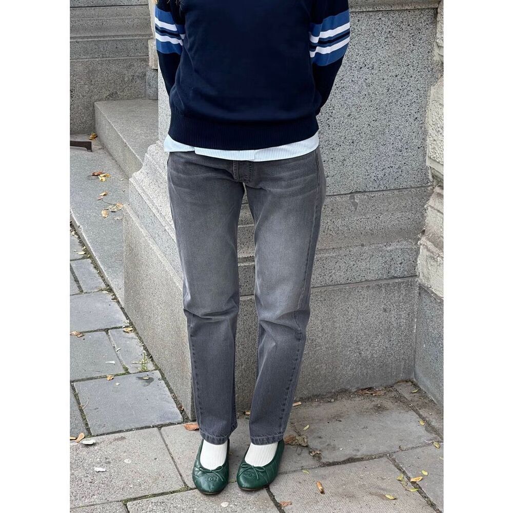 Djerf Avenue Relaxed Jeans in Grey